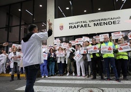 Los sanitarios durante su protesta, en la puerta del hospital.