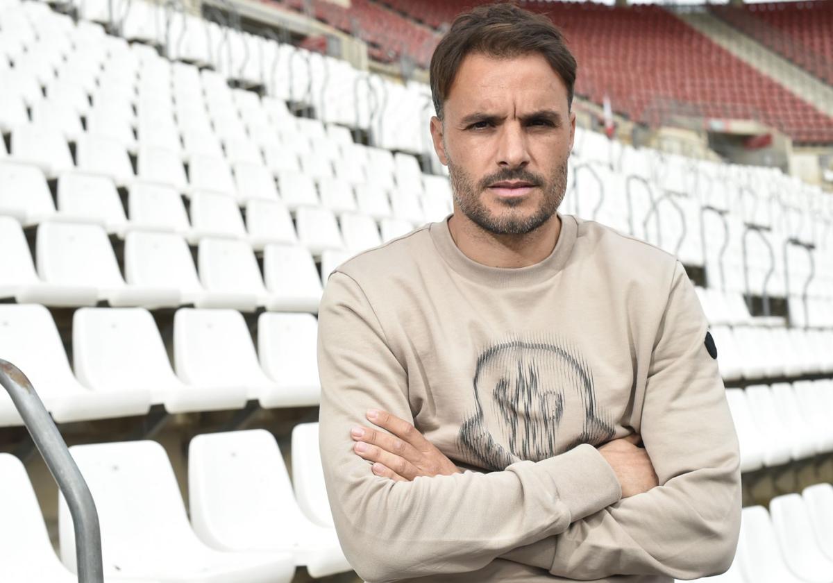 Pedro León, ayer, en la grada preferente del estadio Enrique Roca de Murcia.