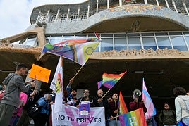 Protesta frente a la Asamblea Regional., este martes por la tarde.