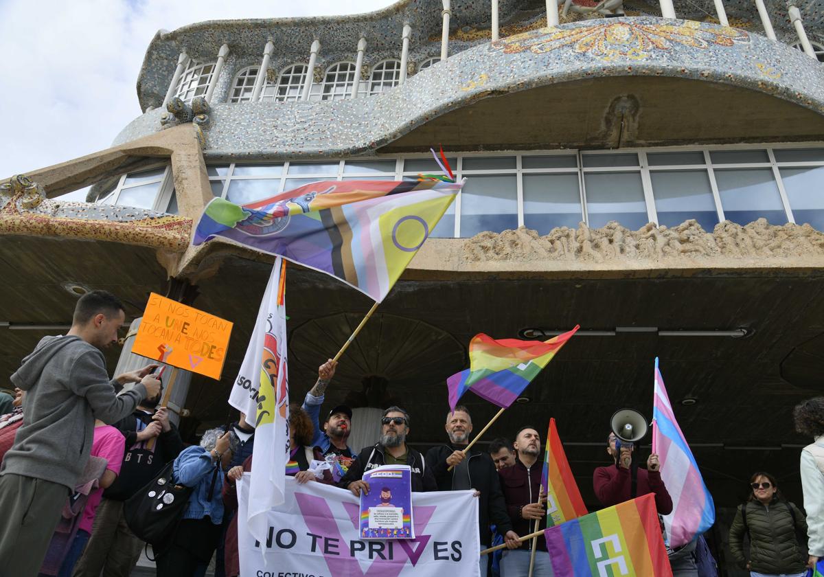 Protesta frente a la Asamblea Regional., este martes por la tarde.