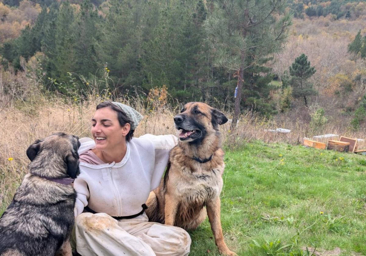 Lola Sánchez Caldentey, en El Bierzo, donde reside, con dos perros.