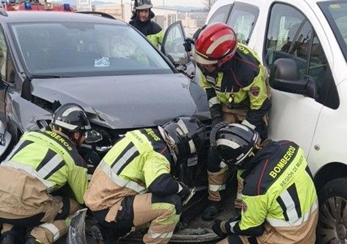 Los bomberos, este martes, en el lugar del accidente.