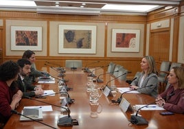 Reunión entre el ministro de Derechos Sociales, Pablo Bustinduy (2i), y la consejera de Política Social, Conchita Ruiz (2d), este martes.