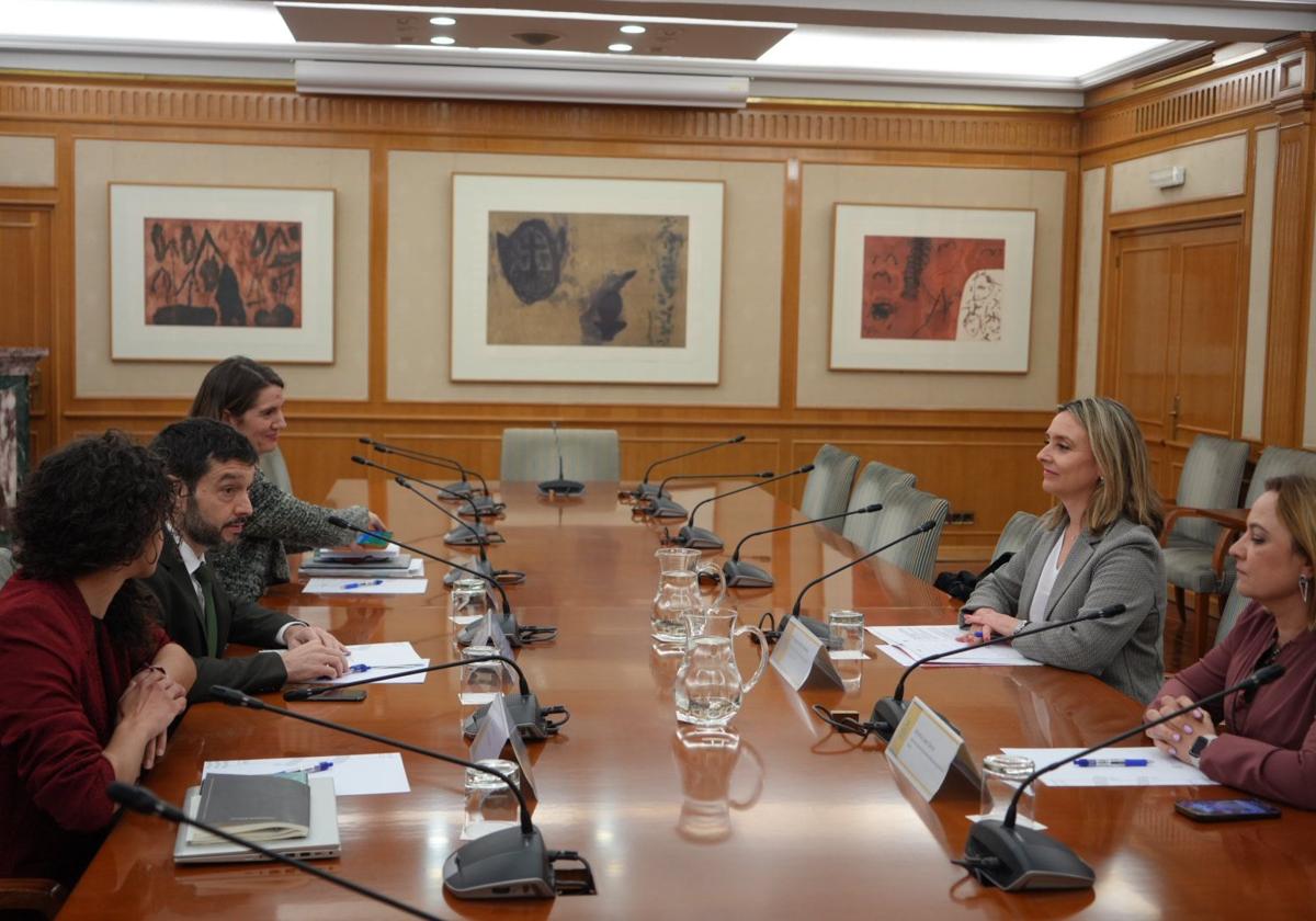 Reunión entre el ministro de Derechos Sociales, Pablo Bustinduy (2i), y la consejera de Política Social, Conchita Ruiz (2d), este martes.