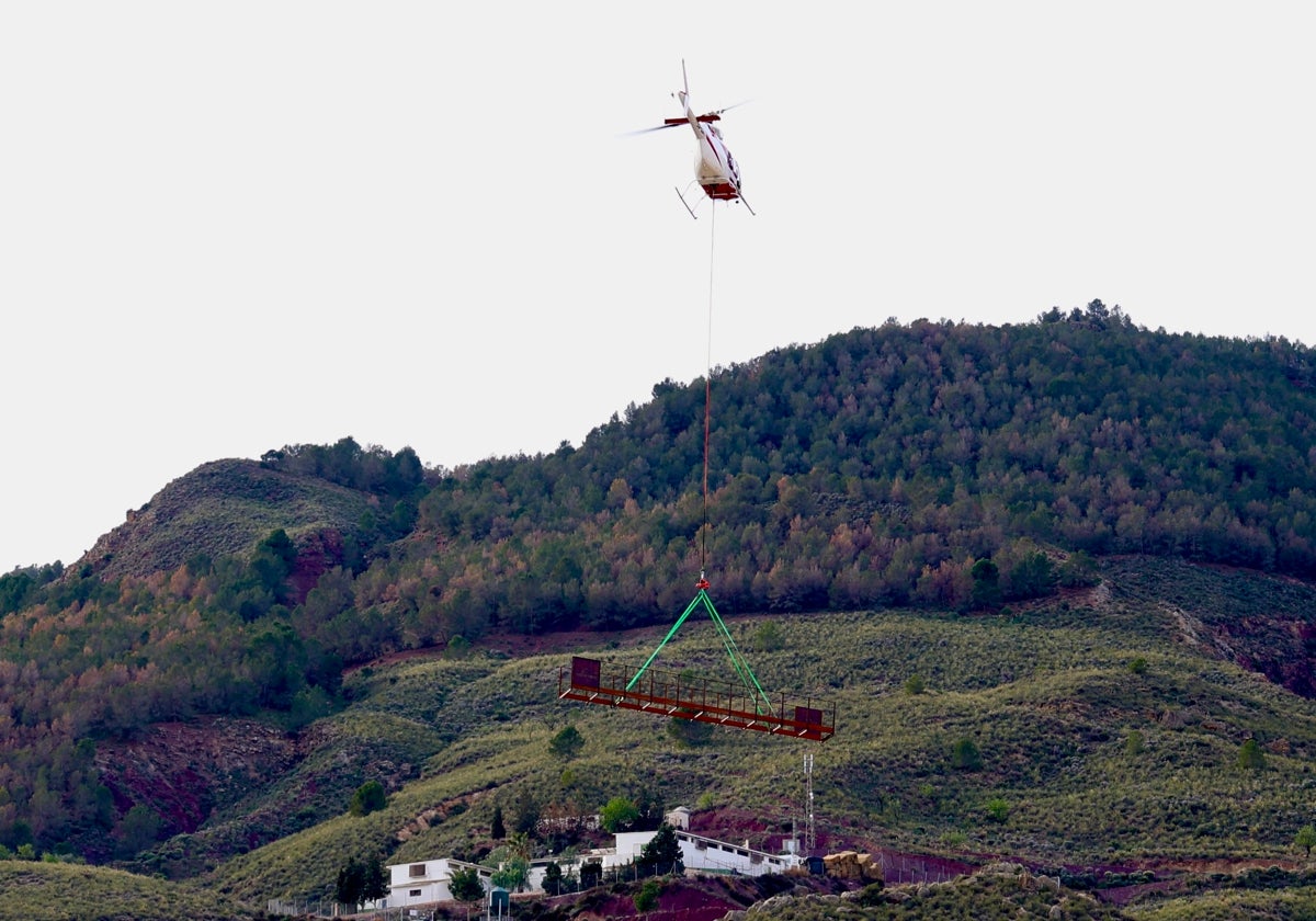 Transporte en helicóptero de una de las estructuras metálicas hasta el Cejo de los Enamorados.