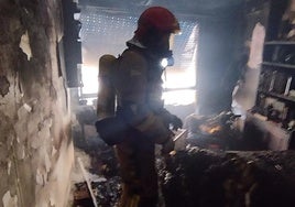 Un bombero, este martes, en el interior de la vivienda.