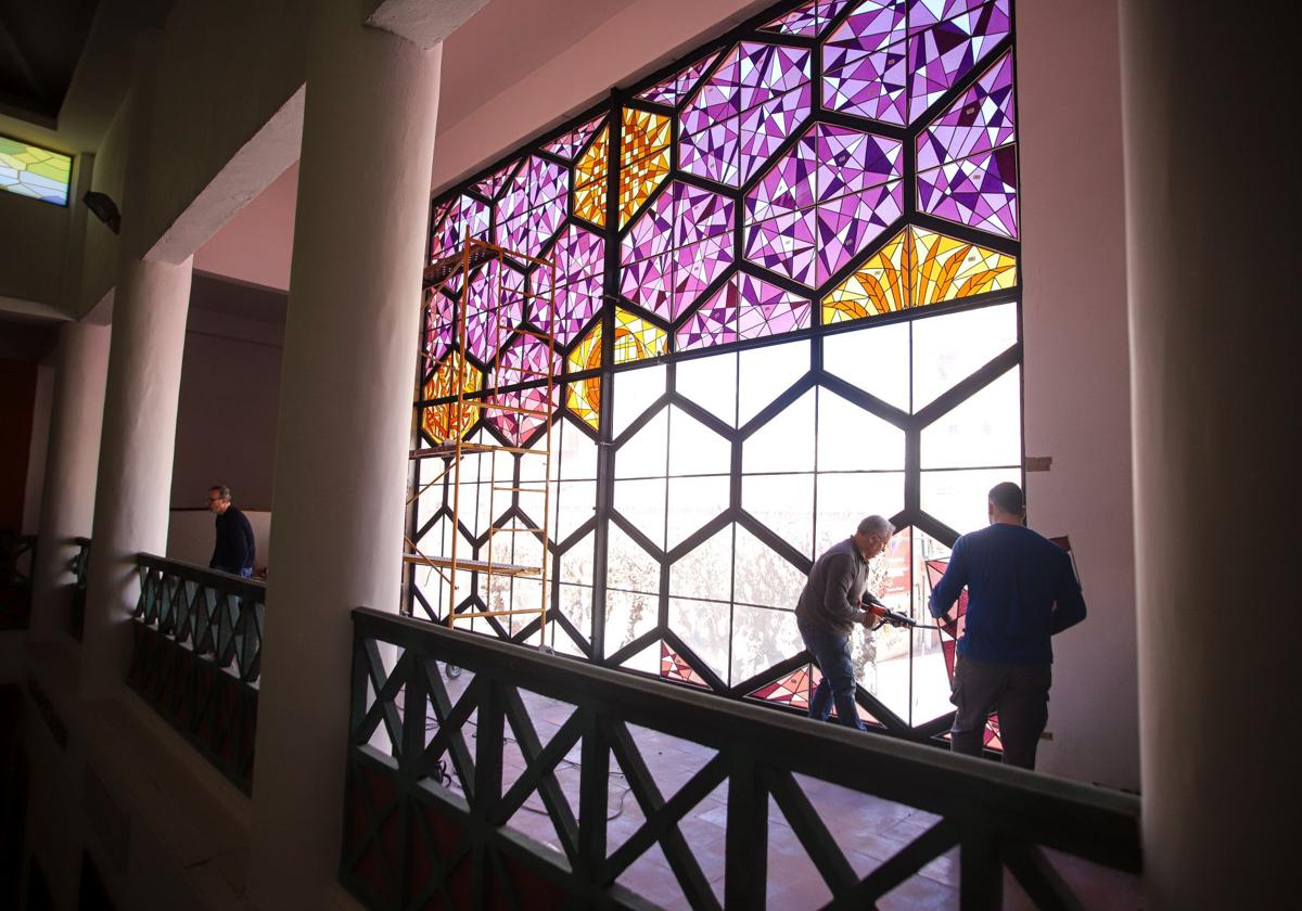 Instalación de la gran vidriera, este miércoles, en la iglesia de la Purísima de Barriomar.