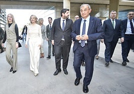 Yolanda Díaz, Fernando López Miras y Juan Antonio Pedreño, junto a otras autoridades, este miércoles en Murcia.