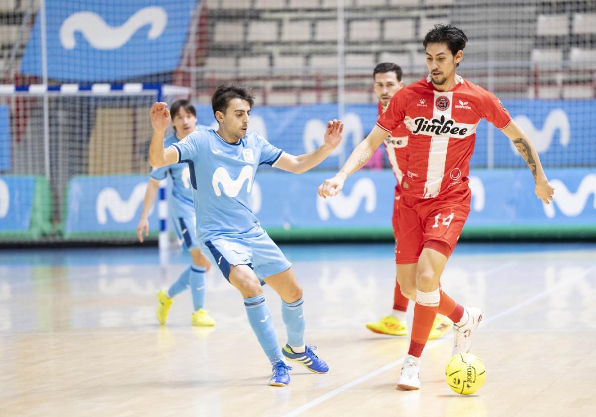 El italobrasileño Gabriel Motta conduce el balón, anoche en el pabellón Jorge Garbajosa, presionado por el ex del Jimbee Carlos Bartolomé.