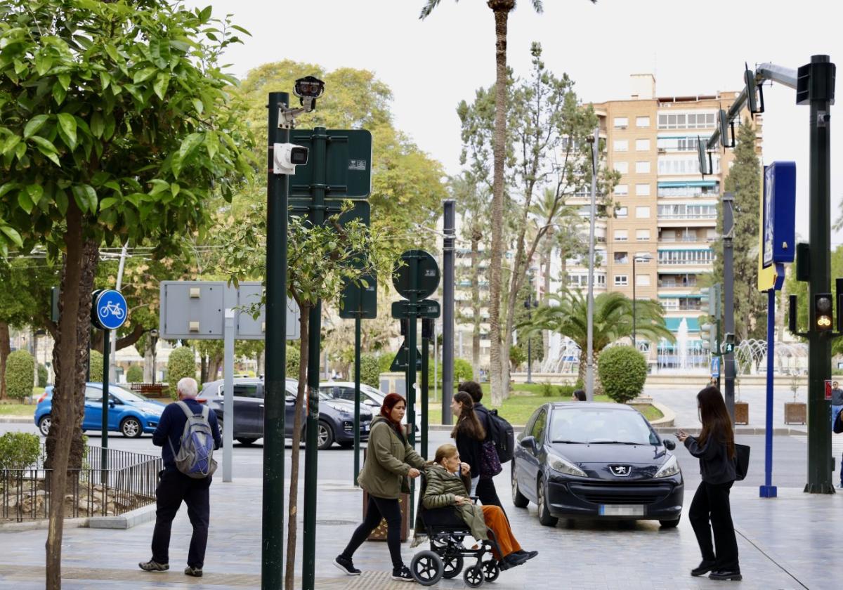 Acceso al paseo de Alfonso X el Sabio desde la plaza Circular.