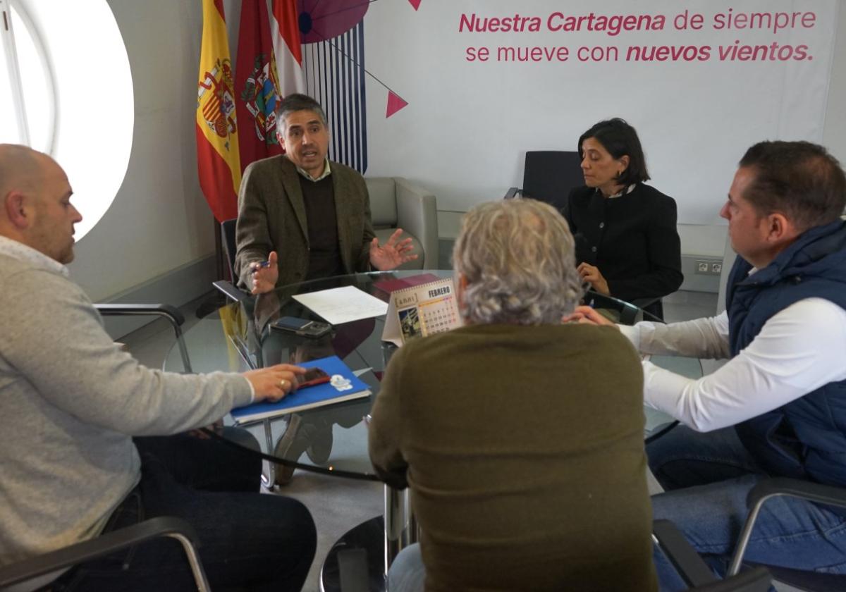 Giménez Gallo frente a los representantes del sindicato SUP.