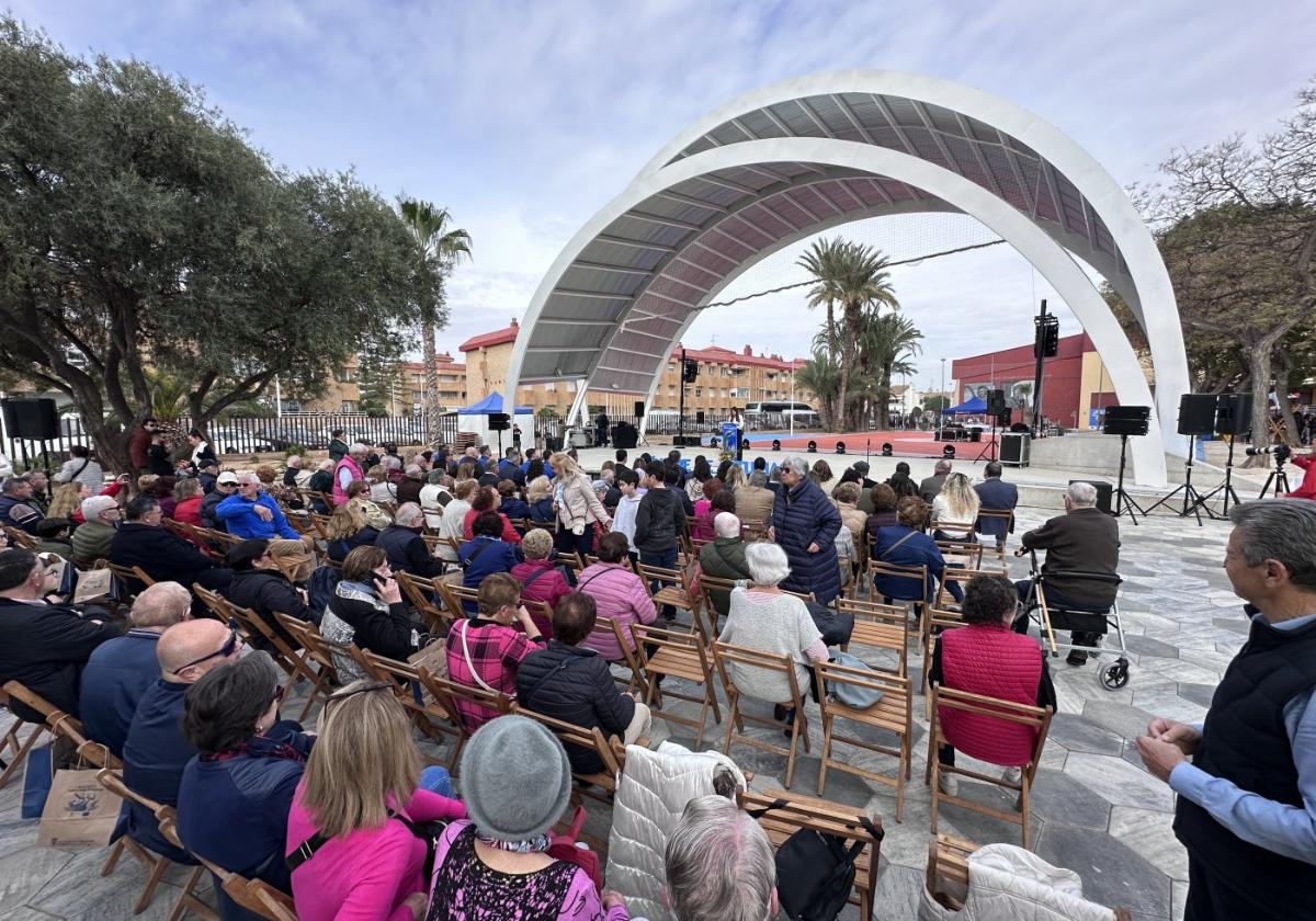 El nuevo parque urbano cuenta con un escenario para eventos culturales.