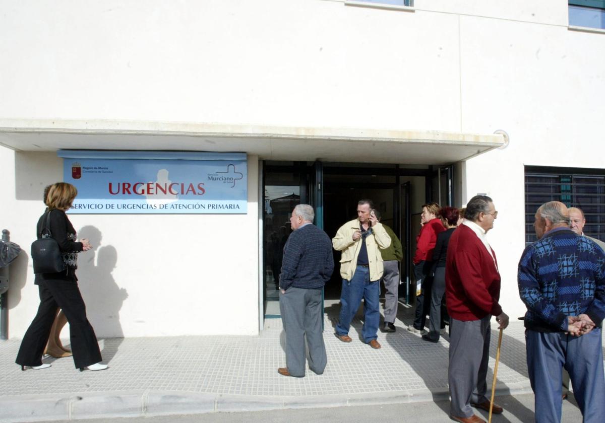 Usuarios en la puerta del Centro de Salud de Calasparra en una imagen de archivo.