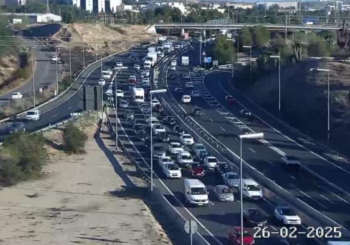 La retención, este miércoles, en la autovía A-30 a la altura de Murcia.