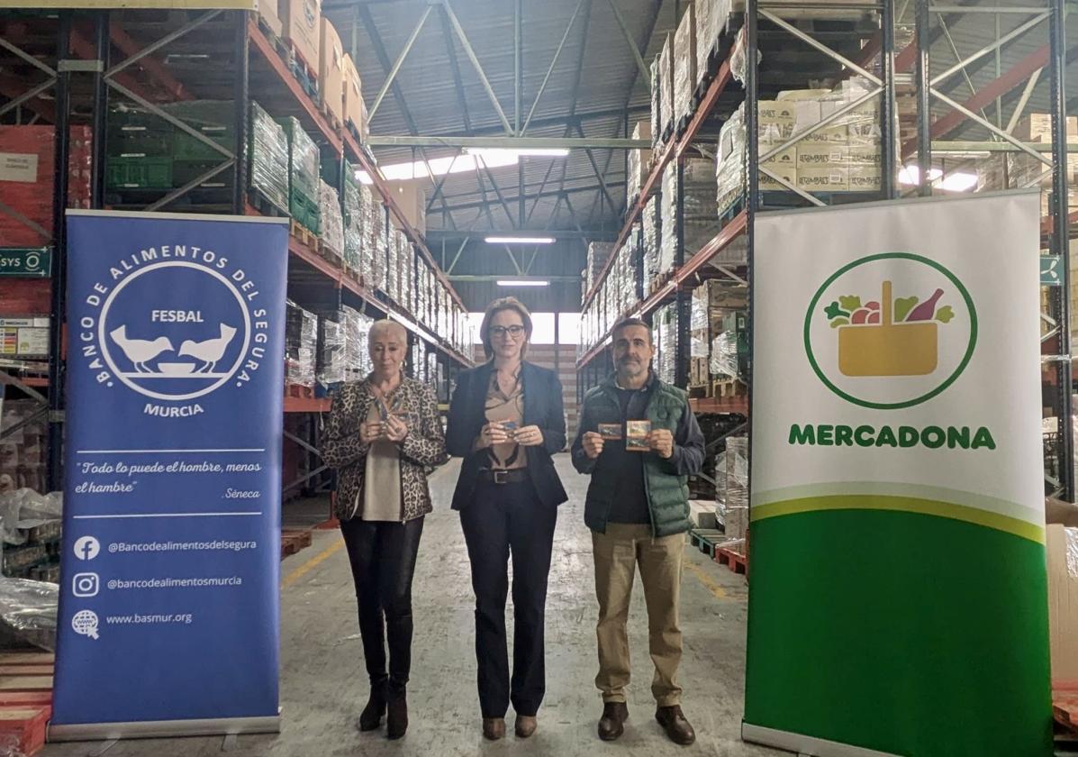 Fina González (Presidenta del Banco de Alimentos del Segura), Ana Belén Martínez (Directora regional de Mercadona) y Jose María Gavilán (Director del Banco de Alimentos del Segura).