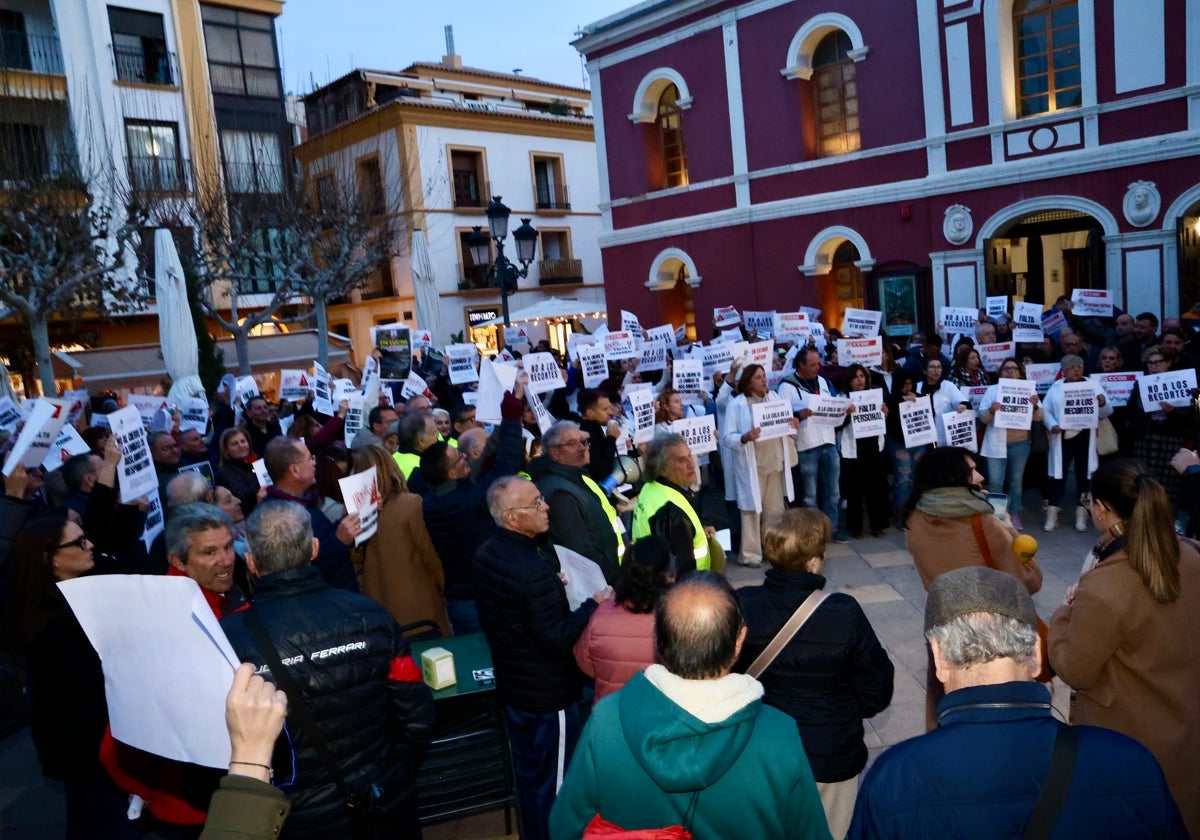 Sanitarios durante su concentración en la plaza de Calderón.