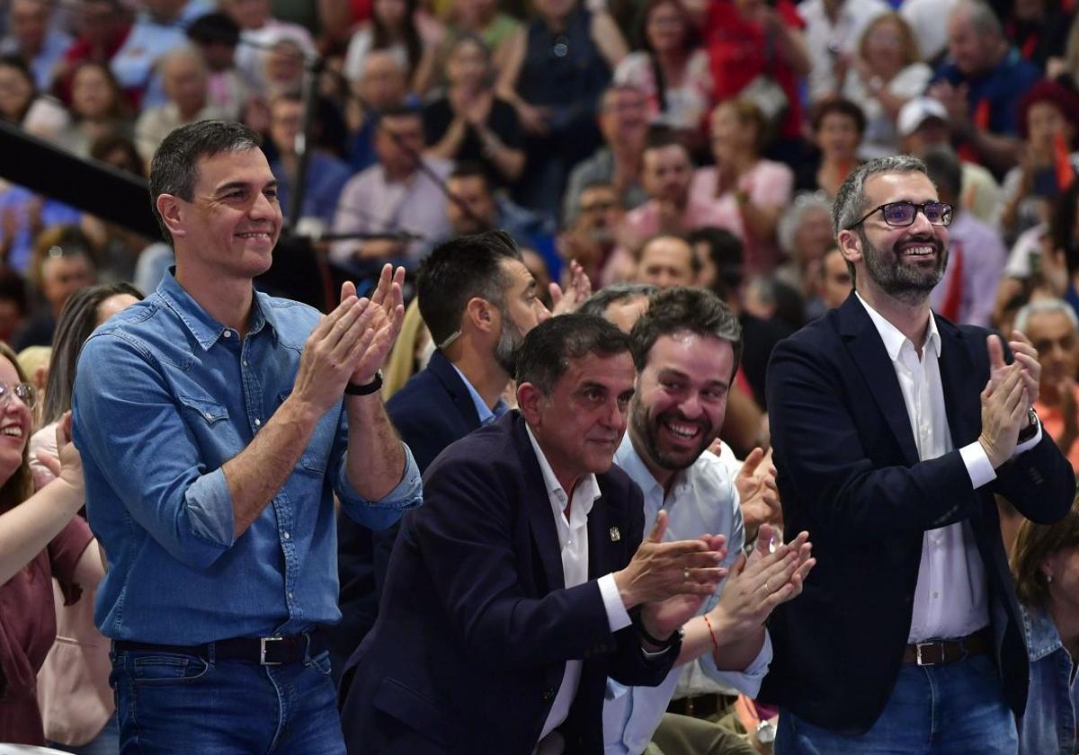 Pedro Sánchez y Francisco Lucas aplauden en Murcia durante un acto de la última campaña electoral.