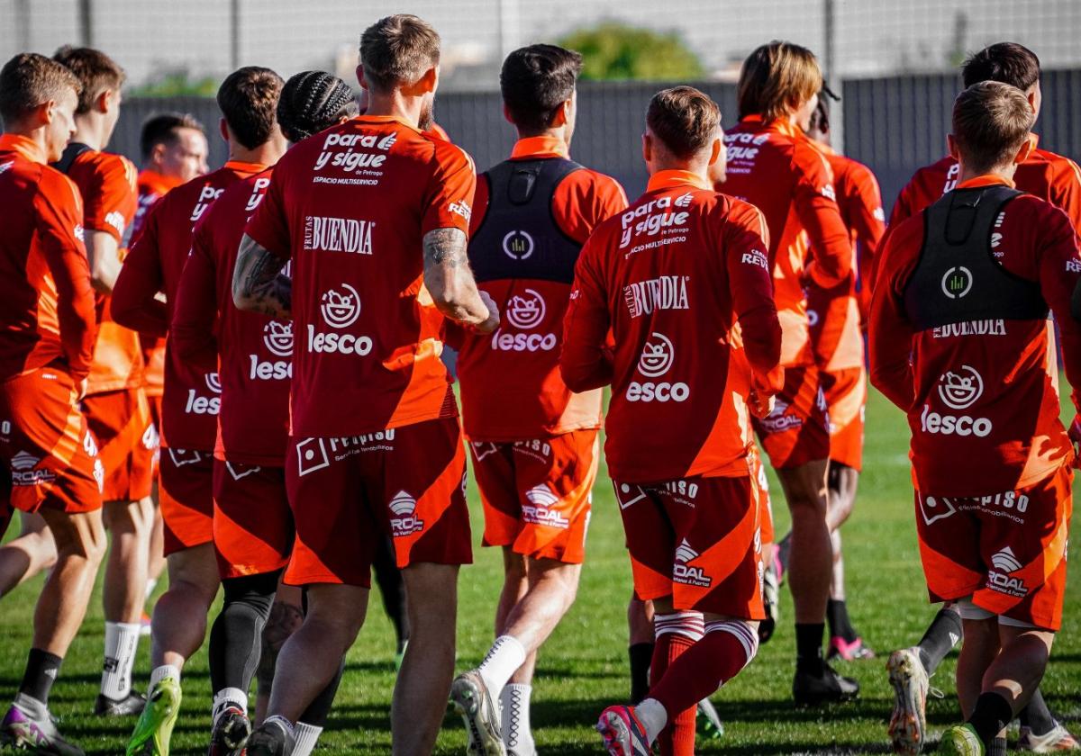 La plantilla del Real Murcia y su indumentaria cargada de publicidad, en un entrenamiento en Pinatar Arena.