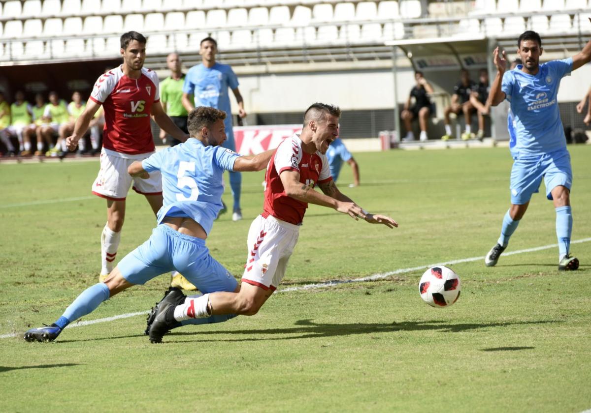 Aquino cae en el área en el Murcia-Ibiza del curso 2018-19.