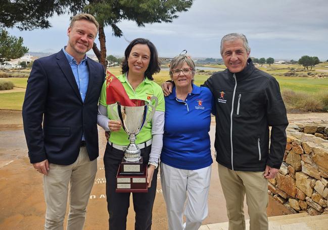 Implicados en la prueba. Manuel Bolance, director de golf deGNK; Asunción Delgado, presidenta del Comité Femenino; la jugadora Gina Wagemans y Juan Carlos Martínez Vera, de la FGRM .