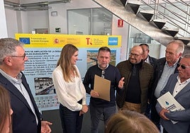 Juan Marín, presidente de la Comunidad General de Regantes de la IDAM Águilas/Guadalentín, expone las demandas a la ministra Sara Aagesen, este jueves en Águilas.