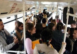 Imagen de archivo de unos estudiantes viajando en autobús.