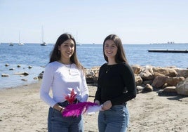 Las musas Sara Cuenca y María García, junto al Mar Menor.