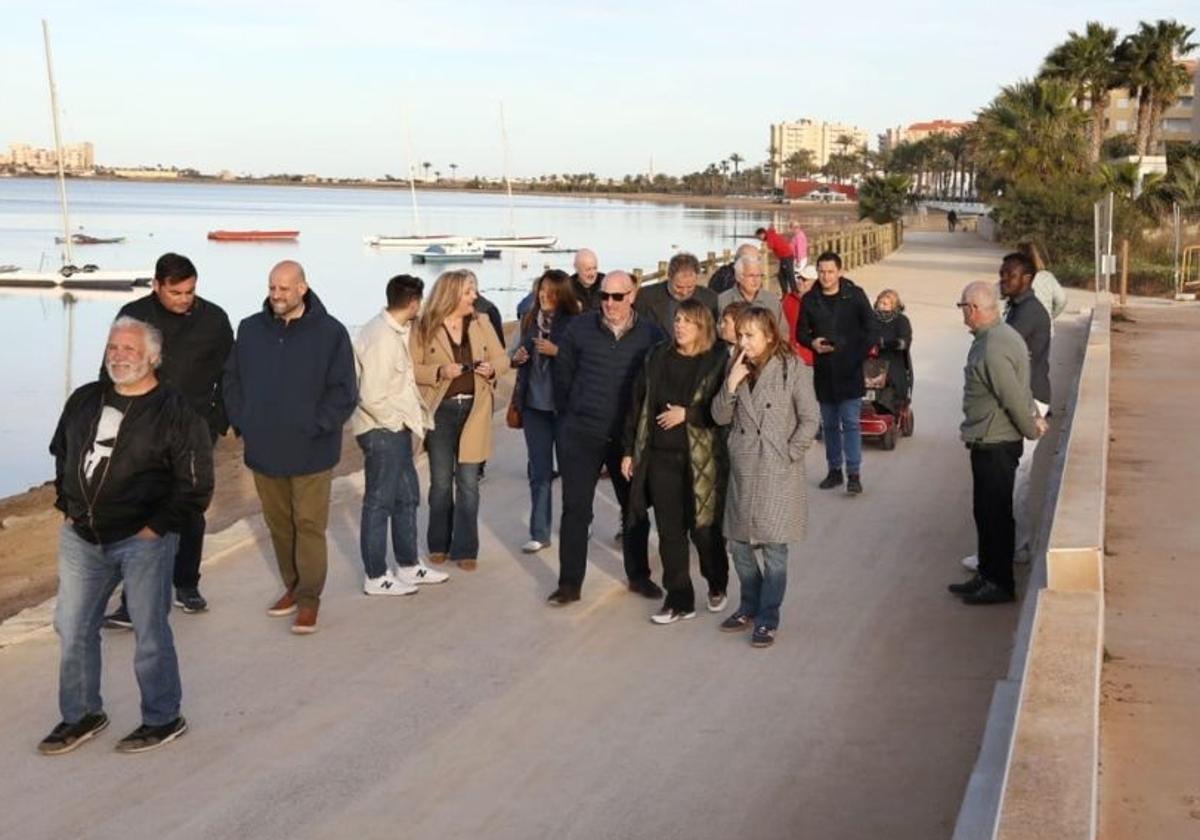 La alcaldesa de Cartagena, Noelia Arroyo, en el paseo ecológico que conecta Playa Honda y Villas Caravaning, este jueves.