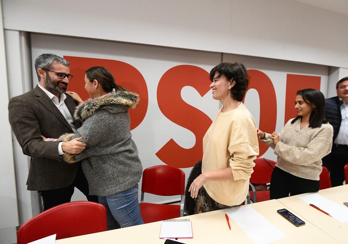 Francisco Lucas (1i) en una reunión con alcaldes y miembros del PSRM.