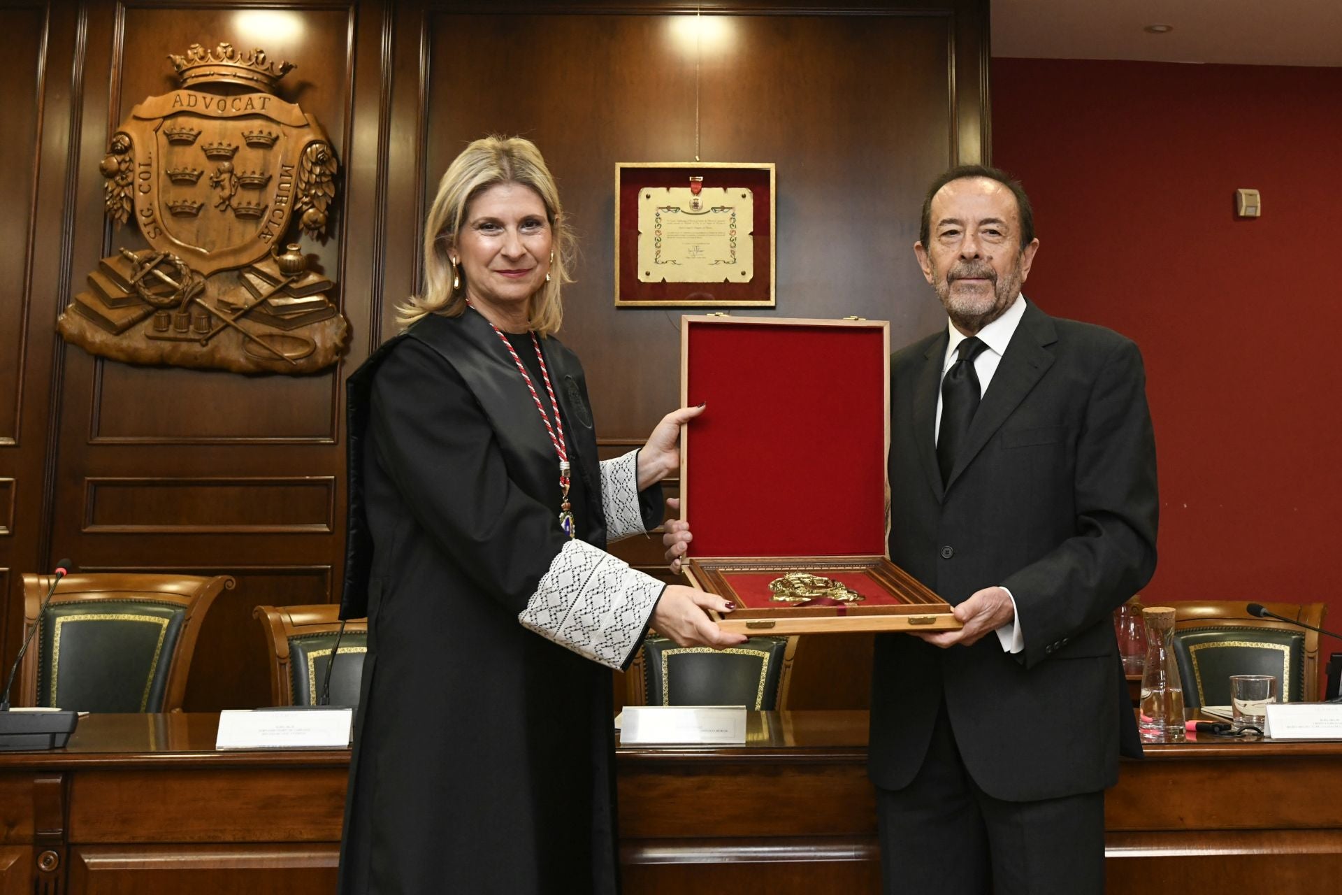 La entrega de medallas de oro a los letrados más veteranos del Colegio de la Abogacía de Murcia, en imágenes