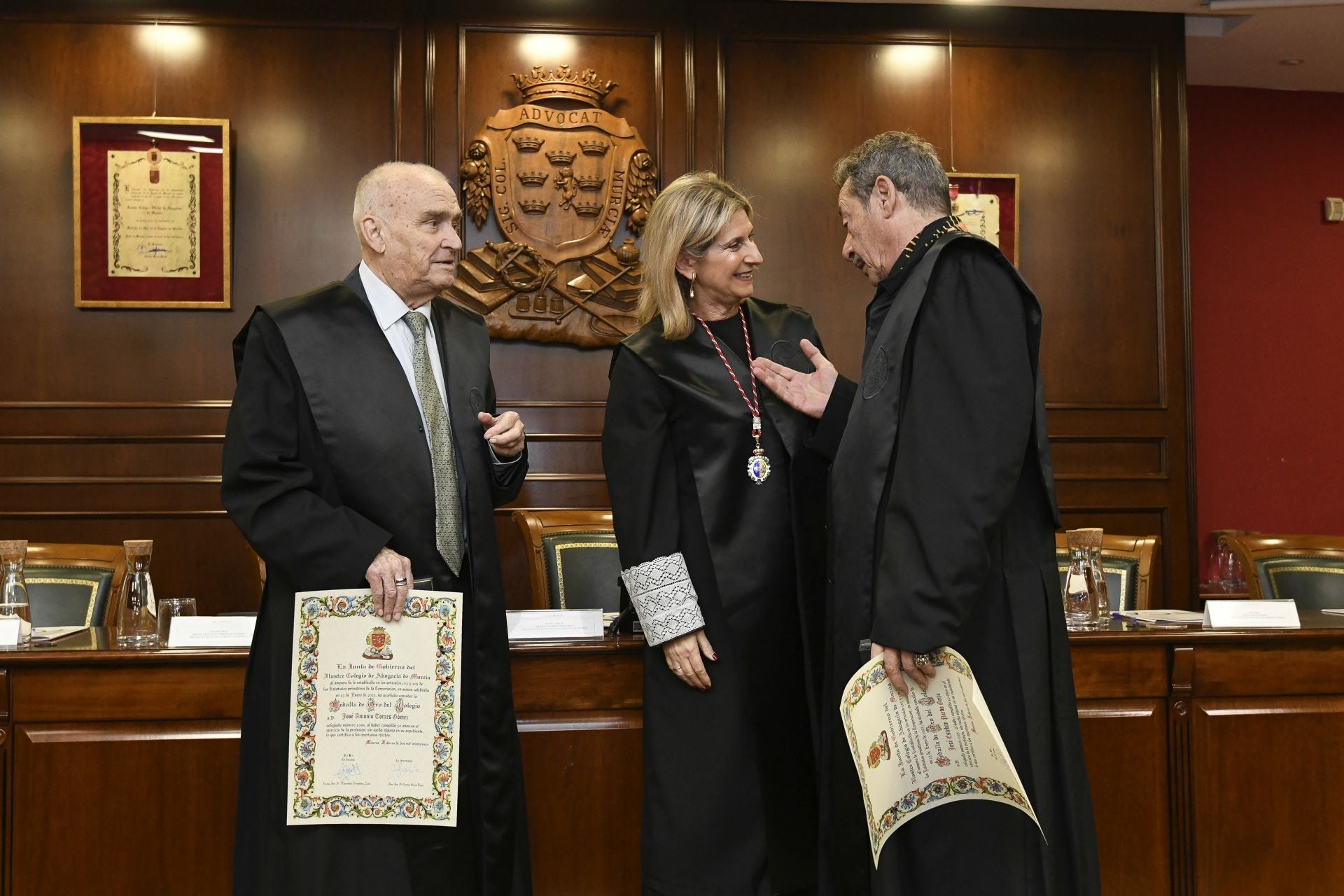 La entrega de medallas de oro a los letrados más veteranos del Colegio de la Abogacía de Murcia, en imágenes