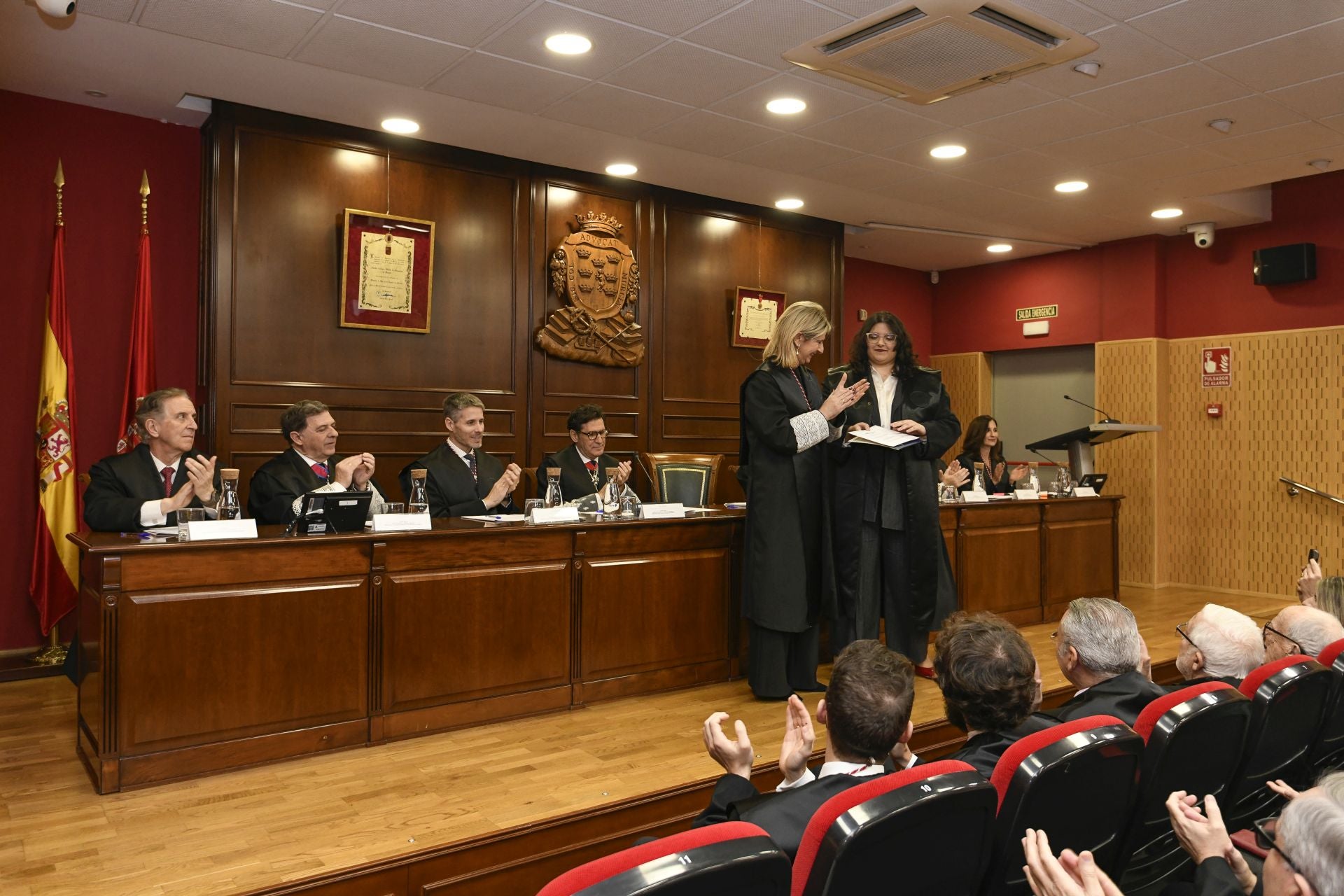 La entrega de medallas de oro a los letrados más veteranos del Colegio de la Abogacía de Murcia, en imágenes