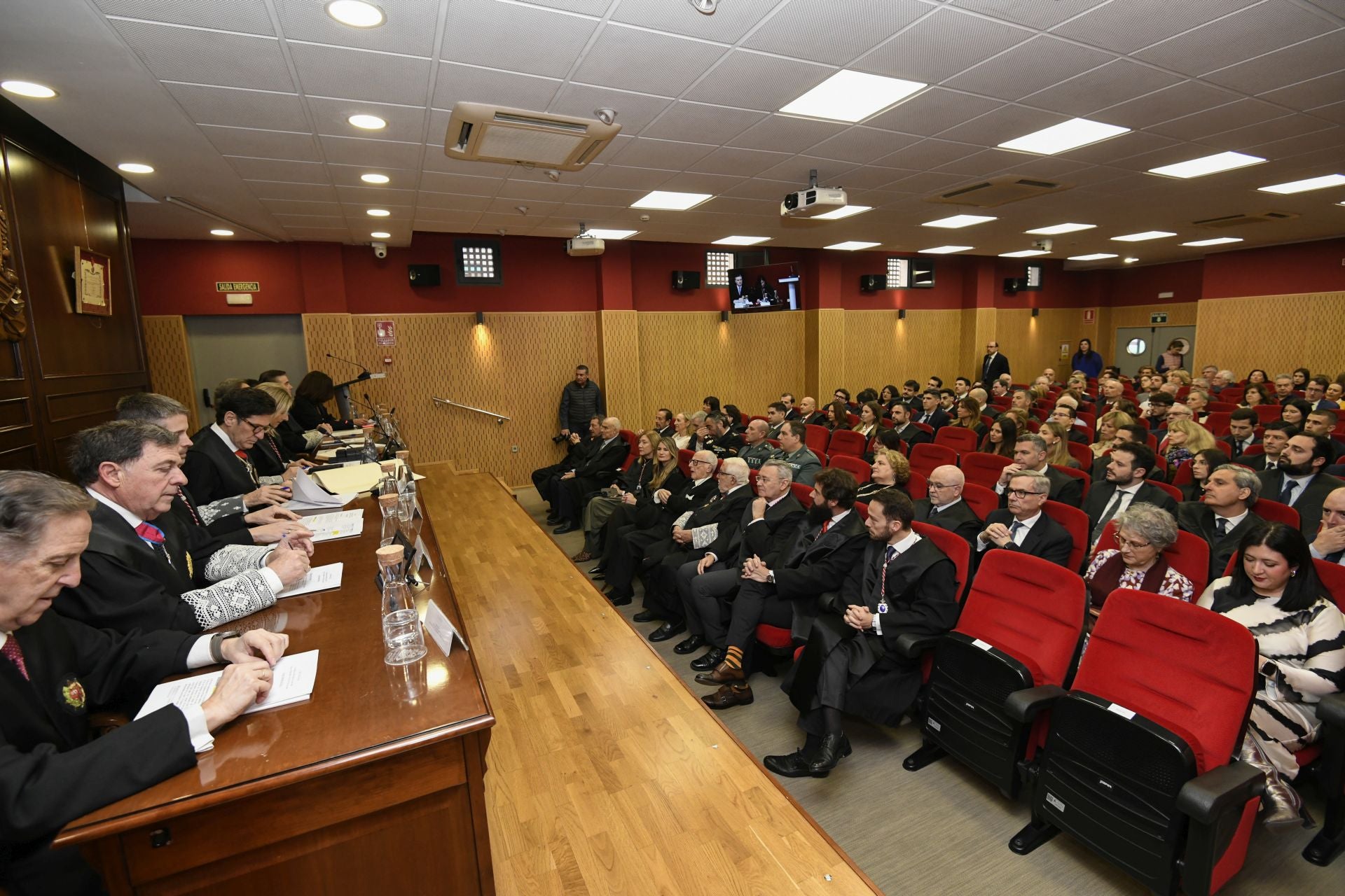 La entrega de medallas de oro a los letrados más veteranos del Colegio de la Abogacía de Murcia, en imágenes