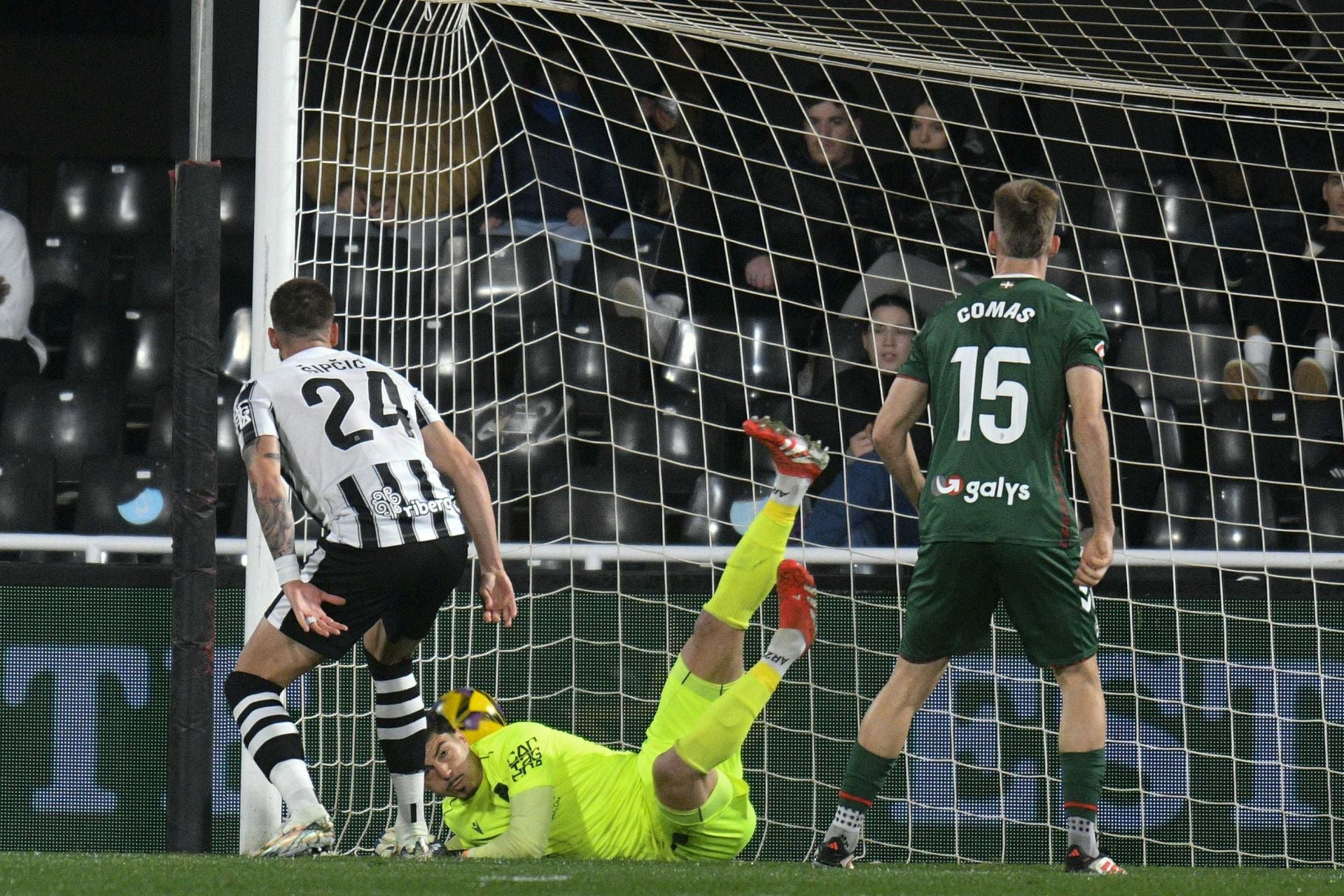 La derrota del Cartagena ante el Eibar, en imágenes