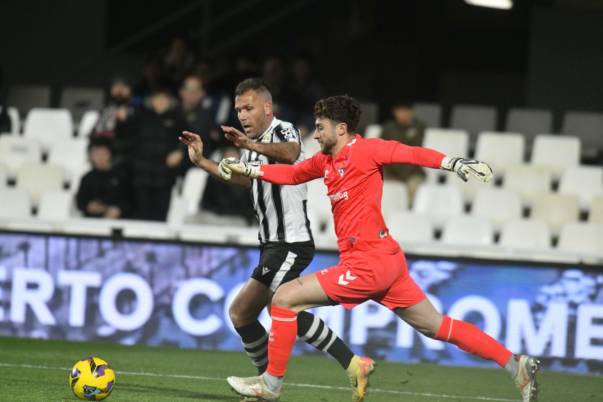 La derrota del Cartagena ante el Eibar, en imágenes