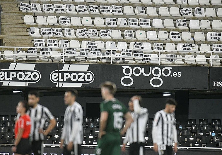 Pancartas contra Belmonte en el fondo norte durante el Cartagena-Eibar.