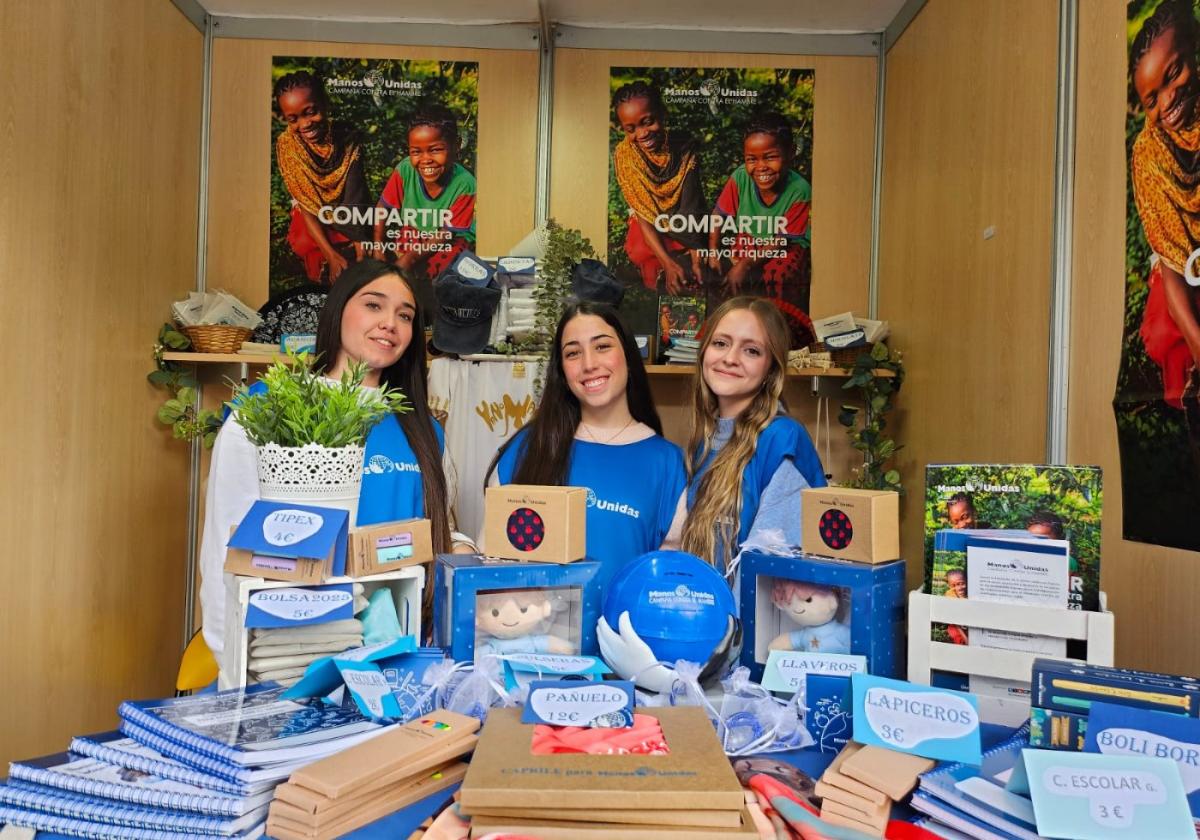 Tres voluntarias de Manos Unidas, en su caseta de la Muestra Internacional de Voluntariado.