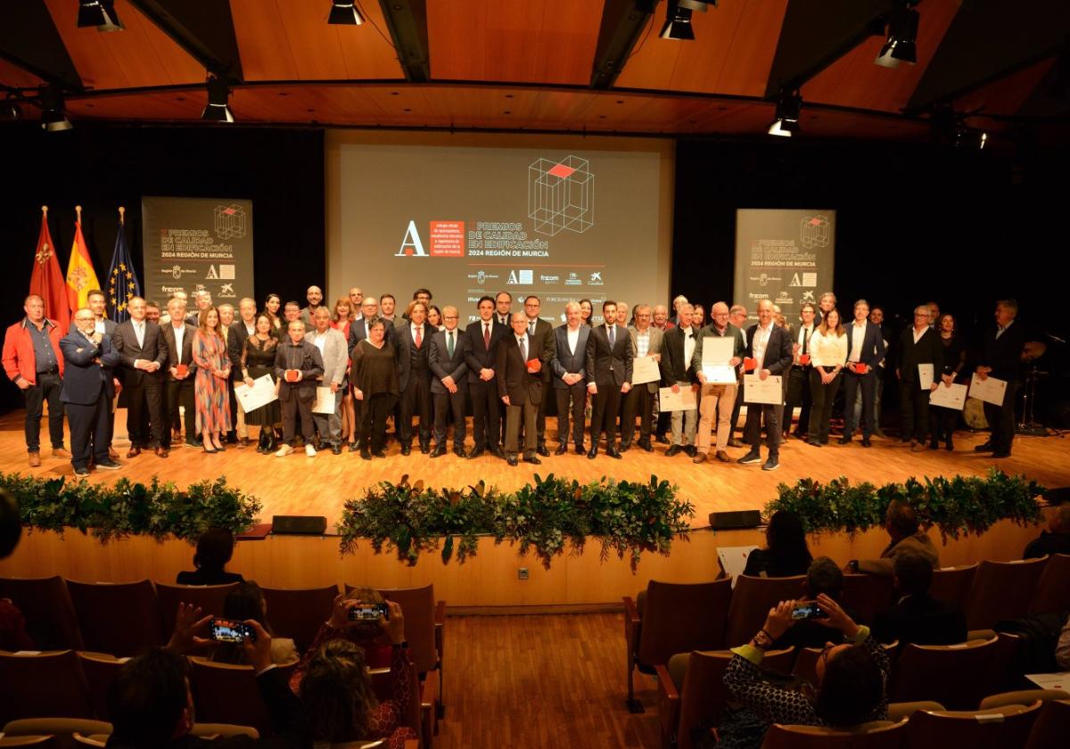 El presidente de Coaatiemu, Antonio Luis Mármol, en su intervención enlos X Premios de Calidad en Edificación de la Región de Murcia. Foto de familia de los galardonados y autoridades, así como representantes delCoaatiemu en estos X Premiosde Calidad en Edificación dela Región de Murcia.