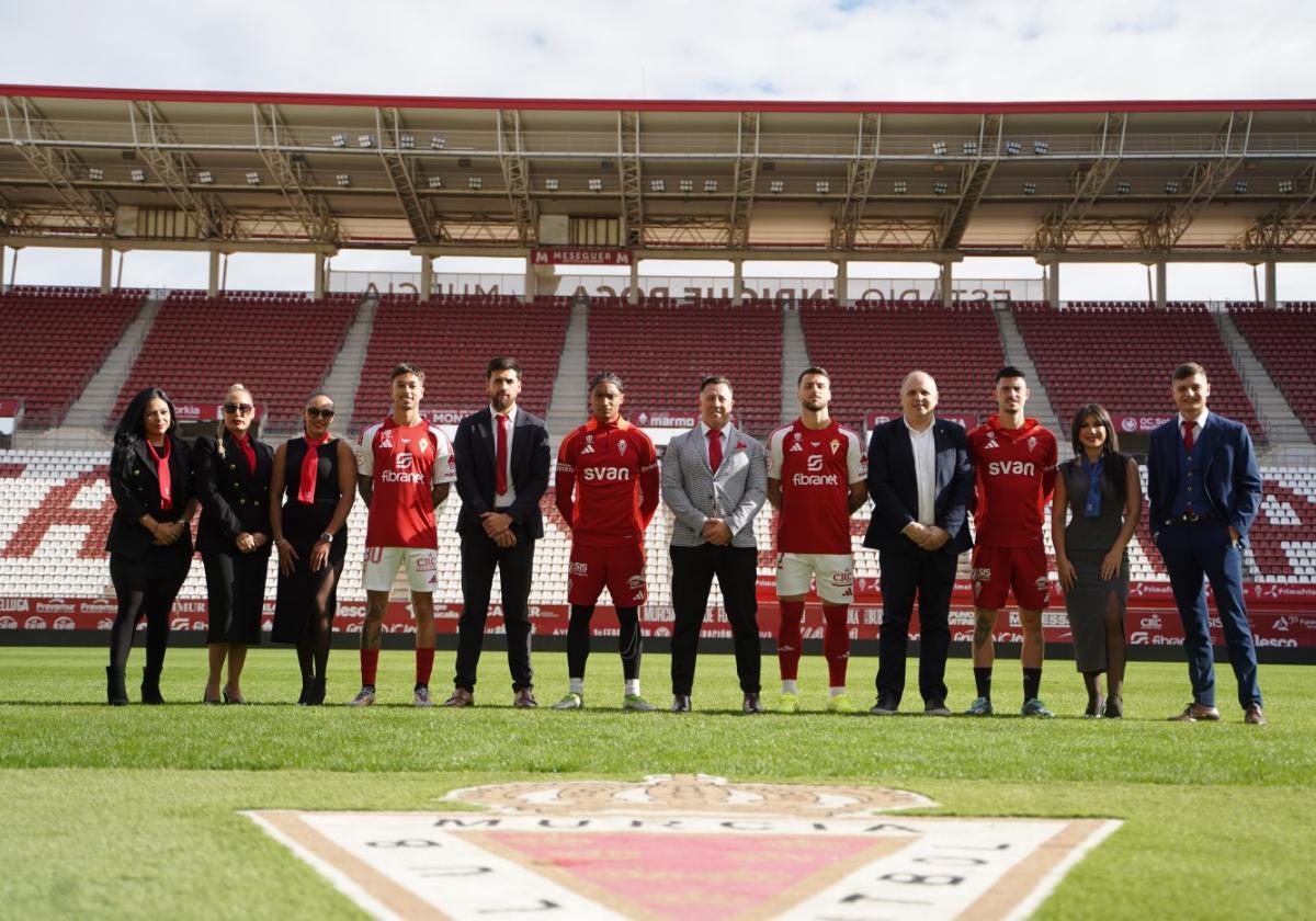 Profesionales de Redpiso, junto a parte del equipo del Real Murcia, del que es patrocinador.