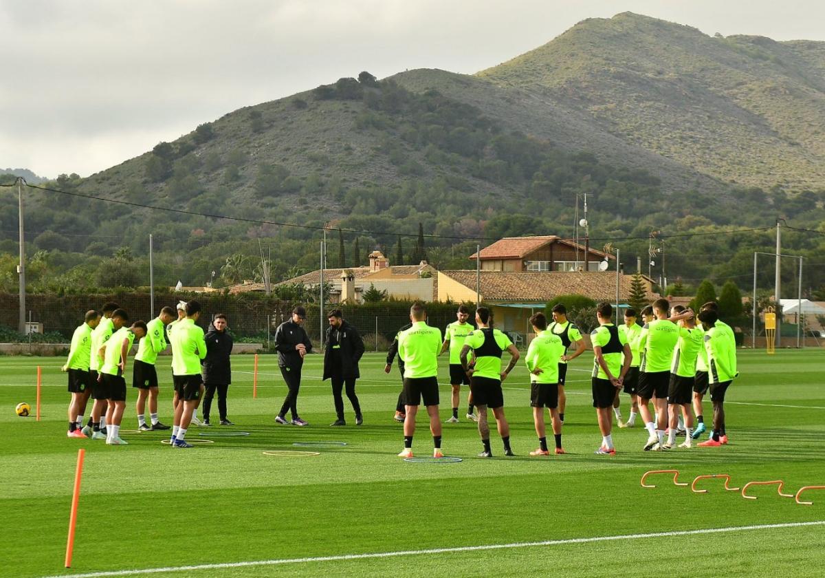 Los jugadores del Cartagena y el cuerpo técnico, en el entrenamiento del pasado miércoles antes del encuentro de hoy frente al Eibar.