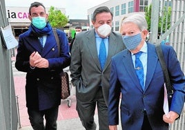 José María Bernabé (c), llegando en 2020 al juzgado junto a los letrados Francisco Luis Valdés y Francisco Valdés Albistur, por otro procedimiento judicial en el que está investigado.