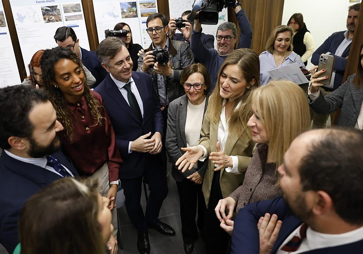 La ministra Aagesen, este viernes, junto a los alcaldes de los municipios ribereños del Mar Menor.