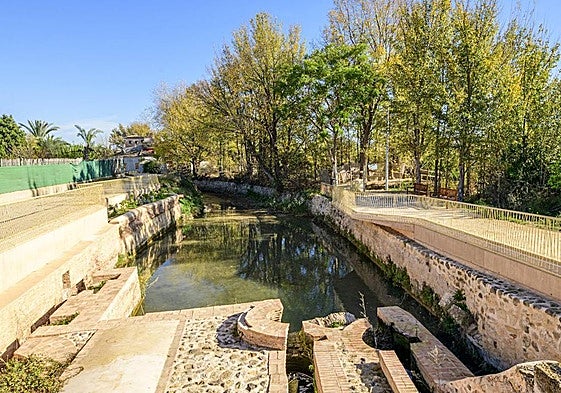 Imagen de la acequia mayor Aljufía a su paso por el Molino de la Pólvora, en Rincón de Beniscornia.