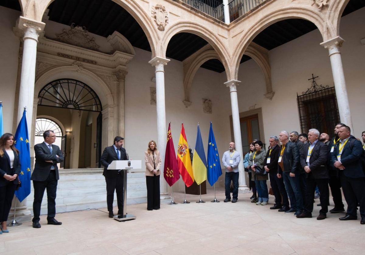 Recepción del presidente López Miras, junto al alcalde Ballesta, a los representantes ucranianos, ayer, en San Esteban.