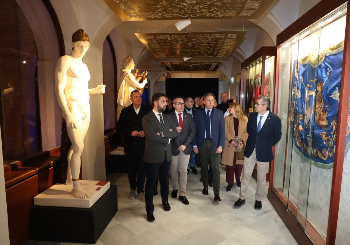 Autoridades recorren la exposición 'Roma Eterna' ayer.