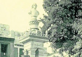 Original. La fuente y el busto de Salzillo, sobre una base más alta que la actual, poco después de inaugurados en Santa Eulalia.