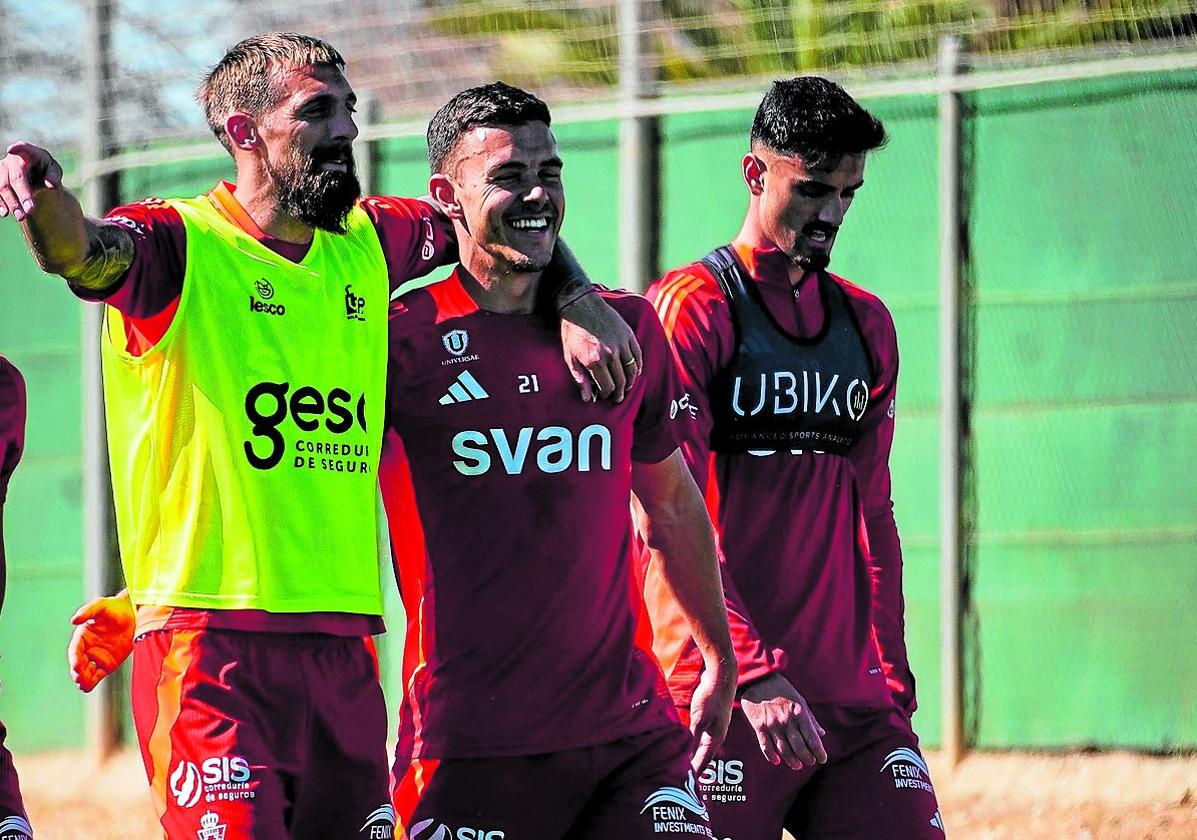 Esteban Saveljich y Kike Cadete se abrazan durante un entrenamiento del Real Murcia.