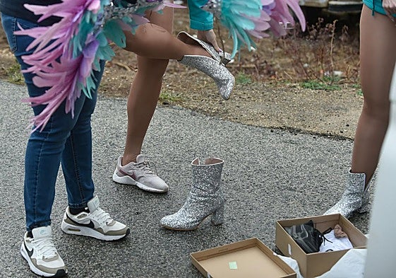 Imagen de archivo de unas chicas cambiándose el calzado tras la suspensión de un desfile de carnaval.