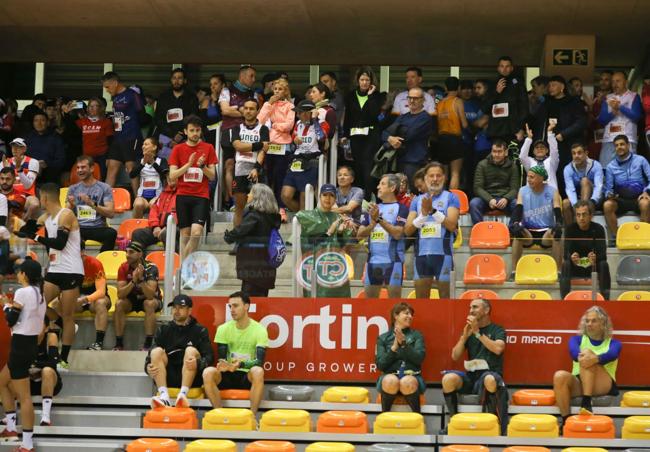 Los corredores, este domingo, en el interior del Palacio de los Deportes.