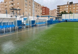 Césped de El Rubial inundado, ayer por la tarde.